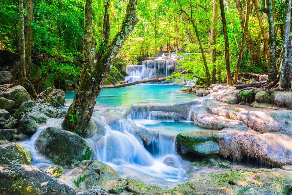 Une cascade majestueuse au parc national d’Erawan, Kanchanaburi